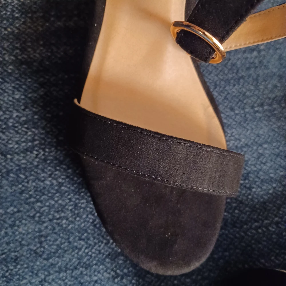 Rouge! Elegant Black Microsuede Wedges - Picture 2 of 4